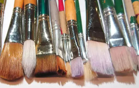 4.Use different brushes for different paints