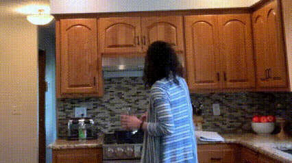 Step 2 Pour vinegar into the jar